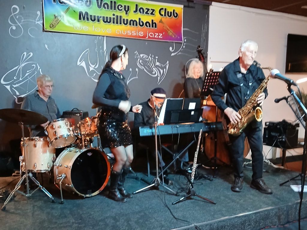 The Early Birds with a singer, keyboard, double bass and sax